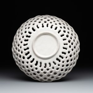A reticulated Italian blue, white and yellow 'bird' bowl, Italy, Faenza or Deruta, 17th C. — photo 2