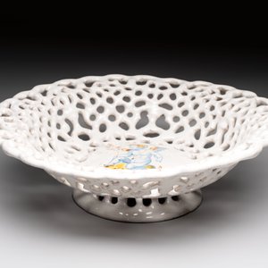 A reticulated Italian blue, white and yellow 'putto' tazza, Faenza, 17th C. — photo 2