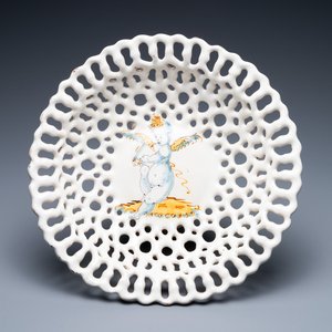A reticulated Italian blue, white and yellow 'putto' tazza, Faenza, 17th C. — 照片 1