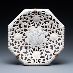 A reticulated octagonal Italian blue, white and yellow faience 'putto' tazza, Faenza, 17th C. — photo 1