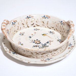 A reticulated polychrome Brussels faience “La Haie Fleurie” basket on stand, 18th C. — 照片 1