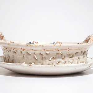 A reticulated polychrome Brussels faience “La Haie Fleurie” basket on stand, 18th C. — 照片 2