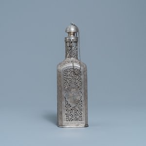 A reticulated Qajar silver flask with glass insert, Iran, 19th C. — 照片 3