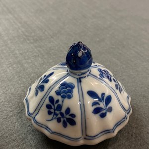 A ribbed Chinese blue and white teapot and cover, Kangxi — photo 8