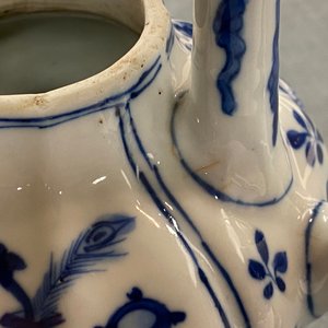 A ribbed Chinese blue and white teapot and cover, Kangxi — photo 10