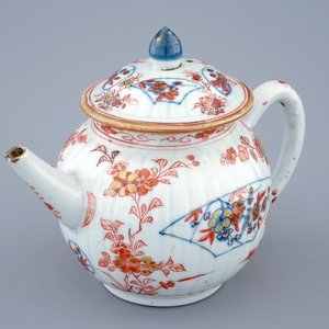 A ribbed Chinese Imari-style teapot and cover, Kangxi — photo 1