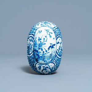 A ribbed Dutch Delft blue and white chinoiserie brush back, 18th C. — photo 1