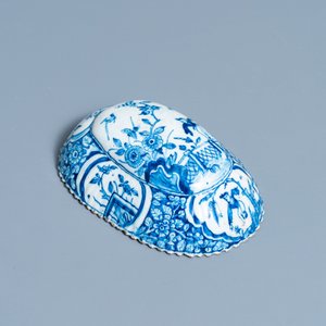 A ribbed Dutch Delft blue and white chinoiserie brush back, 18th C. — photo 2