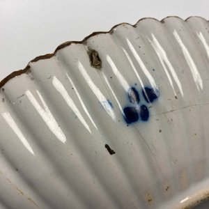 A ribbed Dutch Delft blue and white chinoiserie 'dragon' dish, 18th C. — photo 5
