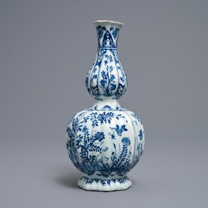 A ribbed Dutch Delft blue and white double gourd vase, early 18th C. — photo 3
