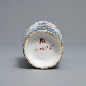 A ribbed Dutch Delft cashmere palette rouleau vase, early 18th C. — photo 6