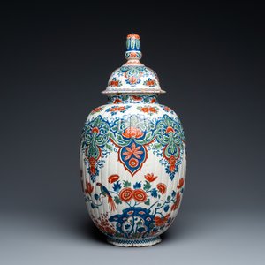 A ribbed Dutch Delft cashmere palette vase and cover, 1st quarter 18th C. — 照片 3