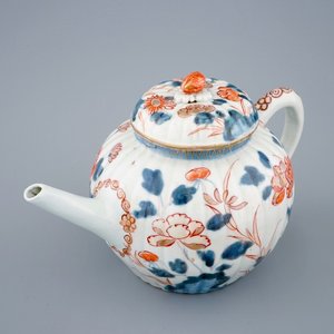 A ribbed Japanese Imari teapot and cover, 18th C. — 照片 1