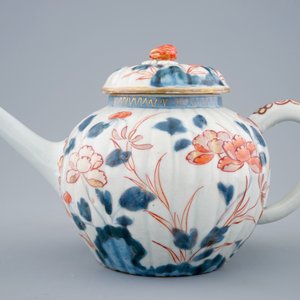 A ribbed Japanese Imari teapot and cover, 18th C. — 照片 2