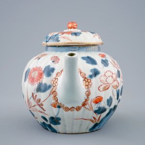 A ribbed Japanese Imari teapot and cover, 18th C. — 照片 3