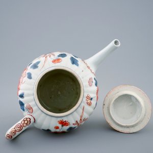 A ribbed Japanese Imari teapot and cover, 18th C. — 照片 6