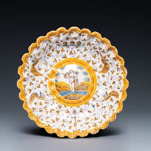 A ribbed polychrome 'grotesque' saucer with a putto holding an orb, Willem Jansz. Verstraeten, Haarlem, 1645-1655 — 照片 1