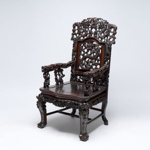 A richly carved Chinese hongmu 'dragon' armchair, Canton, 19th C. — 照片 1