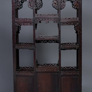 A richly carved Chinese hongmu wooden étagère cupboard, Canton, 19th C. — 照片 5
