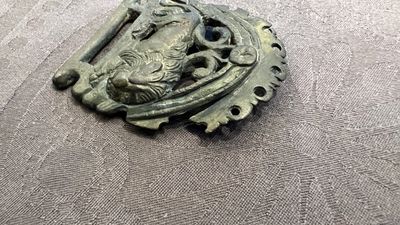 A Roman bronze model of a panther and a belt plate with a lion, ca. 2nd C. — 照片 2