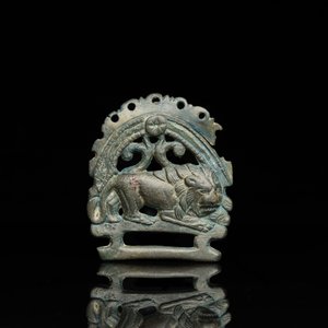 A Roman bronze model of a panther and a belt plate with a lion, ca. 2nd C. — 照片 2