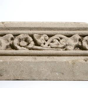 A Romanesque sandstone arch fragment, France, 12/13th C. — 照片 3