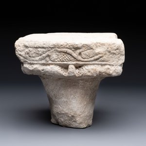 A Romanesque sandstone 'grapevine' capital, ca. 12th C. — photo 2