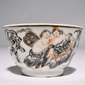 A romantic Chinese grisaille, gilt and iron red cup and saucer, Qianlong — photo 4