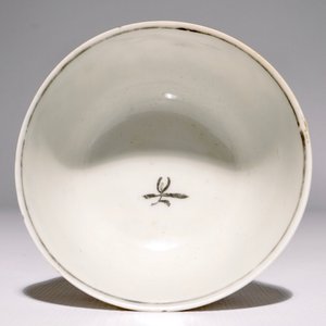 A romantic Chinese grisaille, gilt and iron red cup and saucer, Qianlong — photo 8