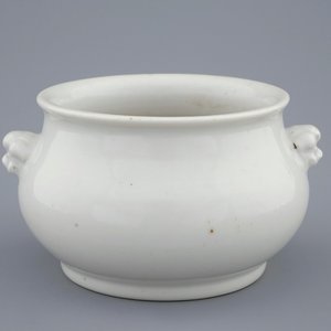 A round blanc de Chine censer with lion's head handles, 18/19th C. — photo 1