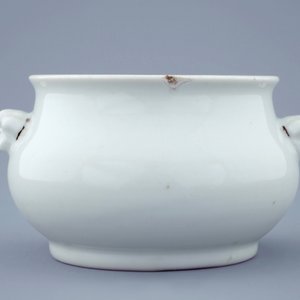 A round blanc de Chine censer with lion's head handles, 18/19th C. — photo 2