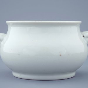 A round blanc de Chine censer with lion's head handles, 18/19th C. — photo 5