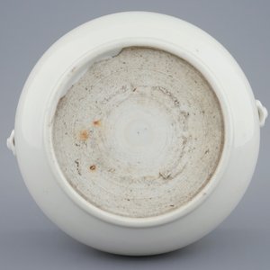 A round blanc de Chine censer with lion's head handles, 18/19th C. — photo 6