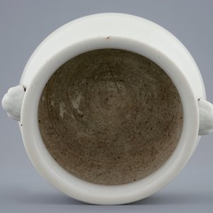 A round blanc de Chine censer with lion's head handles, 18/19th C. — photo 7