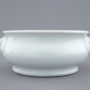A round blanc de Chine censer with lion's head handles, 18th C. — 照片 1