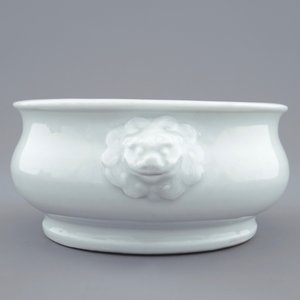 A round blanc de Chine censer with lion's head handles, 18th C. — 照片 4