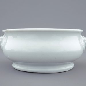 A round blanc de Chine censer with lion's head handles, 18th C. — 照片 5