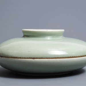 A round Chinese celadon compartmented bowl and cover, Qianlong mark, 19th C. — 照片 4