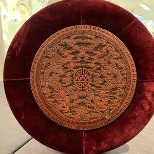 A round Chinese cinnabar lacquer plaque with two dragons, 18th C. — photo 8