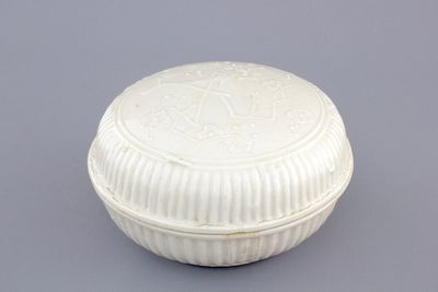 A round Chinese Dehua blanc de Chine box and cover, Kangxi, ca. 1700
