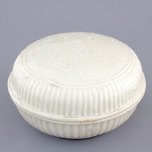 A round Chinese Dehua blanc de Chine box and cover, Kangxi, ca. 1700 — 照片 1