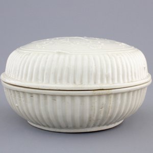 A round Chinese Dehua blanc de Chine box and cover, Kangxi, ca. 1700 — 照片 2
