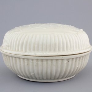 A round Chinese Dehua blanc de Chine box and cover, Kangxi, ca. 1700 — 照片 3
