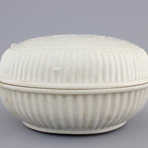 A round Chinese Dehua blanc de Chine box and cover, Kangxi, ca. 1700 — 照片 5