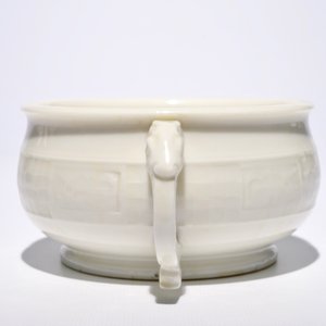 A round Chinese Dehua blanc de Chine censer with moulded and underglaze decoration, 19th C. — photo 3