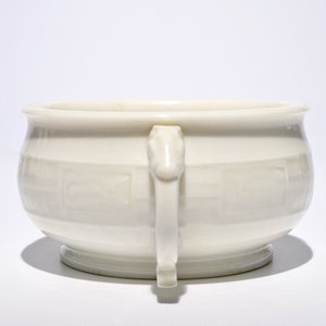 A round Chinese Dehua blanc de Chine censer with moulded and underglaze decoration, 19th C. — photo 5