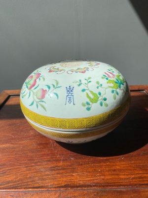 A round Chinese famille rose 'bats, sanduo and Shou' box and cover, Guangxu mark and of the period — photo 3