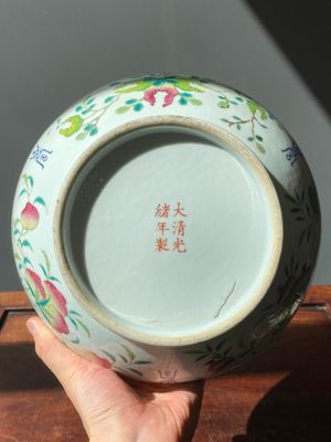A round Chinese famille rose 'bats, sanduo and Shou' box and cover, Guangxu mark and of the period — photo 8