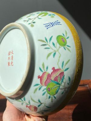A round Chinese famille rose 'bats, sanduo and Shou' box and cover, Guangxu mark and of the period — photo 9
