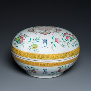 A round Chinese famille rose 'bats, sanduo and Shou' box and cover, Guangxu mark and of the period — photo 1